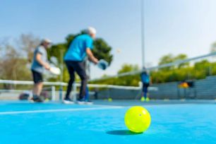 Pickleball bị ghét vì ồn ào ở Mỹ, nhưng sôi động tại Việt Nam
