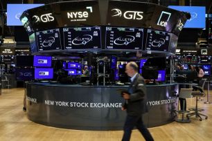 Phố Wall khép lại tuần giao dịch đầy biến động 