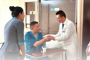 Bệnh nhân Trung Quốc cảm ơn y, bác sĩ Việt Nam