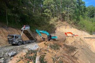 Nổ mìn phá đá để đẩy nhanh tiến độ sớm thông tuyến Quốc lộ 27C