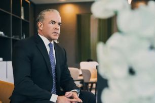 Chủ tịch Miss Universe bị nghi dính đến buôn ma túy và vũ khí 