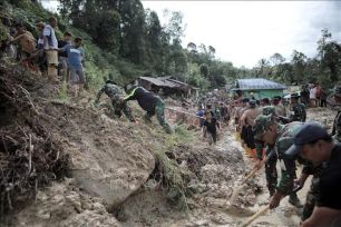 Hơn 300 người thiệt mạng, gần 300 người mất tích do lũ lụt và lở đất tại Indonesia