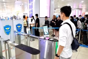 Từ 1/12, h&#224;nh kh&#225;ch kh&#244;ng k&#253; gửi h&#224;nh l&#253; chuyển sang l&#224;m thủ tục bằng sinh trắc học