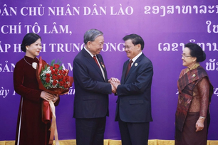 Tổng B&#237; thư T&#244; L&#226;m nhận Hu&#226;n chương V&#224;ng Quốc gia của Nh&#224; nước L&#224;o
