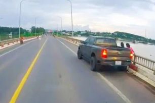 Xử phạt người phụ nữ dừng xe ô tô chụp hình trên cầu La Ngà