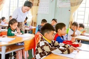 Học sinh vùng lũ quay lại trường lớp