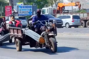 Xử phạt tài xế hai xe ba gác "hợp tác" cùng chở bó thép quá khổ 