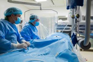 Cứu bệnh nhân phình mạch não khổng lồ không cần mổ mở hộp sọ