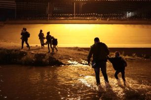 Mỹ tạm dừng hồ sơ nhập cư từ 19 quốc gia