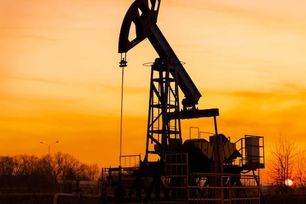 Thị trường dầu biến động mạnh giữa t&#237;n hiệu ngoại giao v&#224; lo ngại dư cung