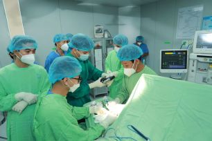 Bí thư Thành ủy TPHCM khen ê-kíp tái nối bàn tay sản phụ mang song thai 