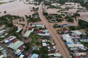 Mưa lũ, sạt lở lại hoành hành nhiều nơi