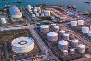 Gi&#225; dầu đi l&#234;n giữa kỳ vọng Fed nới lỏng tiền tệ v&#224; rủi ro nguồn cung