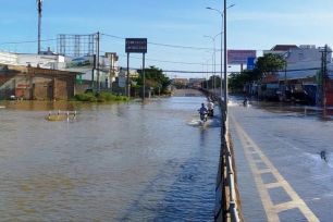 Nước lũ thượng nguồn đổ về, nhiều đoạn quốc lộ 1 ách tắc