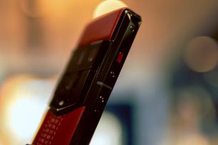 Vì sao Vertu vẫn duy trì phím Ruby làm điểm nhấn khác biệt?