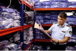 Thu giữ 6.500 bộ quần áo giả nhãn hiệu Nike, Adidas