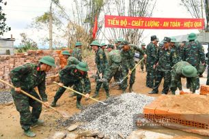 'Chiến dịch Quang Trung' xây dựng, sửa chữa nhà cho người dân sau lũ