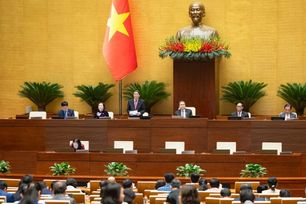 Quốc hội th&#244;ng qua miễn thuế TNCN cho hộ kinh doanh c&#243; doanh thu dưới 500 triệu đồng/năm