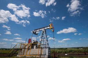 Nhà đầu tư thận trọng, giá dầu tiếp tục điều chỉnh