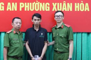 TPHCM: Bắt đối tượng giật điện thoại của người đi đường