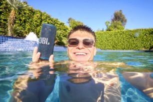 Loa Bluetooth JBL Grip trang bị công nghệ AI Sound Boost mạnh mẽ 