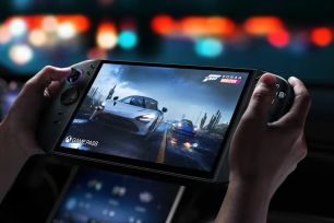 Máy chơi game cầm tay tái hiện những trận chiến hào hùng