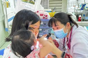 Số trẻ mắc tay chân miệng chuyển nặng có xu hướng gia tăng