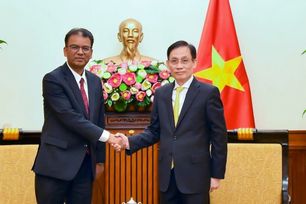 Bộ trưởng Bộ Ngoại giao Lê Hoài Trung tiếp Đại sứ Nepal tại Việt Nam