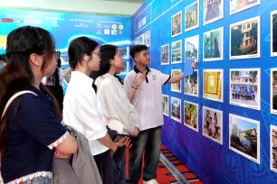 Khai mạc Triển lãm “50 năm - Rạng rỡ ánh hồng” 