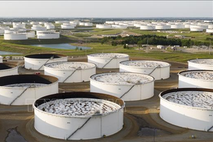 Thị trường dầu mỏ chịu sức ép khi lo ngại dư thừa nguồn cung gia tăng