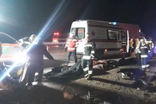 Lật xe buýt ở Iran, 13 người thiệt mạng 