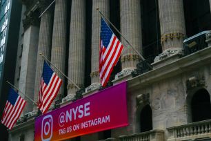 Nasdaq chấm dứt chuỗi giảm nhờ Tesla lập đỉnh mới