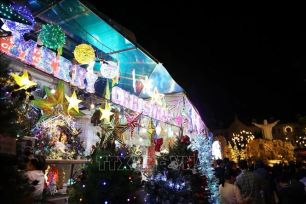 Không khí mua sắm Giáng sinh rộn ràng tại TPHCM