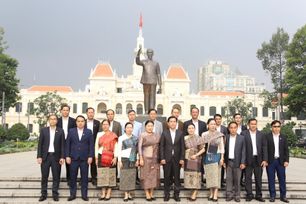 Đoàn đại biểu tỉnh Hủa Phăn (Lào) dâng hoa Tượng đài Chủ tịch Hồ Chí Minh