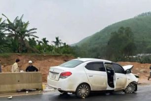 Xe con tông dải phân cách đường cao tốc La Sơn - Hòa Liên khiến 3 người thương vong