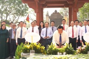 Dâng hương tưởng niệm Đại thi hào Nguyễn Du