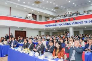 Phát triển con người, giữ gìn bản sắc văn hóa trong kỷ nguyên hội nhập