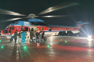 Trực thăng kịp thời đưa 2 bệnh nhân từ Trường Sa và Sinh Tồn về đất liền cấp cứu