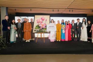 Bức tranh hoa sen vẽ bởi 54 học sinh từ 54 dân tộc nhận kỷ lục Việt Nam