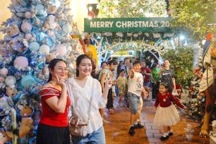 Hàng ngàn người dân TPHCM phấn khởi đón đêm Giáng sinh ấm áp