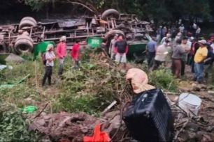 Mexico: Xe buýt lao xuống vực, gần 30 người thương vong