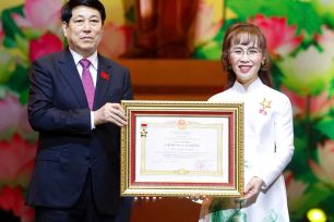 TS. Nguyễn Thị Phương Thảo nhận danh hiệu Anh hùng Lao động