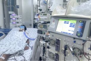 Thiếu niên phải lọc máu liên tục vì sốt xuất huyết