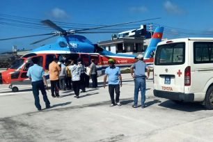 Người dân Phú Quý thuê trực thăng đưa người nhà vào đất liền cấp cứu