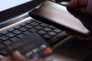 Singapore áp dụng phạt roi với tội phạm lừa đảo 