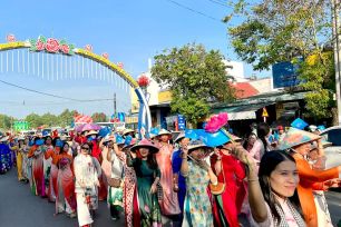 Đồng Tháp: Hơn 2.000 phụ nữ diễu hành áo dài hoa 