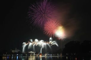 Hà Nội rực rỡ pháo hoa chào đón năm mới 2026