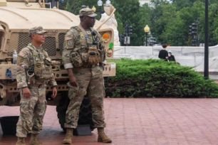 Ông Trump rút Vệ binh quốc gia khỏi loạt thành phố Mỹ