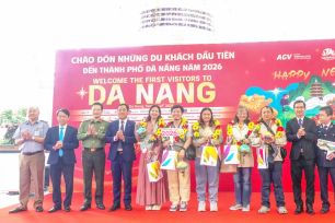 Miền Trung nhộn nhịp đón khách 'xông đất' 