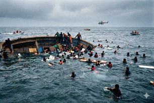 Thuyền chở hơn 200 người di cư bị lật ngoài khơi Tây Phi